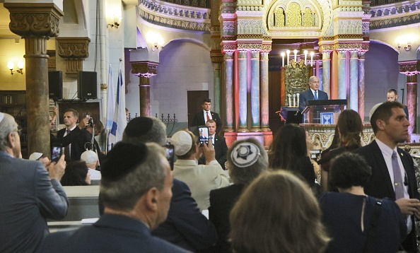 -Le Premier ministre israélien Benjamin Netanyahu s'exprime lors de sa visite à la synagogue à Vilnius en Lituanie le 26 août 2018. Photo de Petras Malukas / AFP / Getty Images.