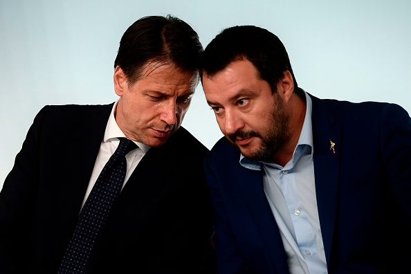 Le vice-Premier ministre et ministre de l'Intérieur italien, Matteo Salvini (à droite) écoute le Premier ministre italien, Giuseppe Conte, lors d'une conférence de presse  le 15 octobre 2018 à Palazzo. Chigi à Rome.       (Photo : FILIPPO MONTEFORTE/AFP/Getty Images)