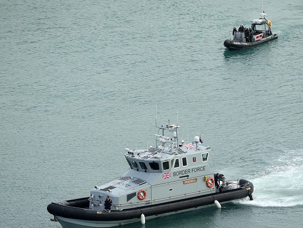 -Des bateaux de la force de la frontière britannique patrouillent dans le port de Dover. Le nombre croissant de migrants qui tentent de traverser la Manche a été déclaré "incident majeur" par le secrétaire d'Etat britannique de l'Intérieur. Photo de Christopher Furlong / Getty Images.