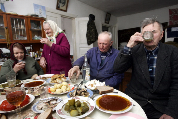 -Illustration- Six personnes sont rentrées dans le village évacué de Rudnia-Illinetska, des personnes âgées ont choisi de rentrer et de vivre illégalement dans les villages situés autour de la centrale de Tchernobyl, ils boivent de la vodka faite maison. Photo SERGEI SUPINSKY / AFP / Getty Images.