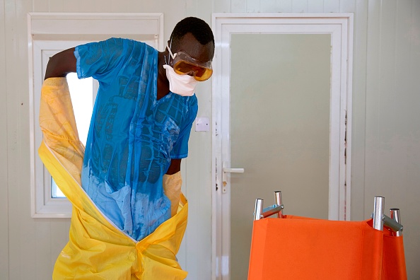 -Un membre du personnel de l'UNICEF enlève ses vêtements de protection lors d'une formation à la prévention des infections et au contrôle des maladies à Juba, au Sud-Soudan, le 21 février 2019. La menace de transmission du virus Ebola dans le pays reste élevée avec environ 460 personnes tuées par le virus à travers la frontière en RDC. Photo par ALEX MCBRIDE / AFP / Getty Images.