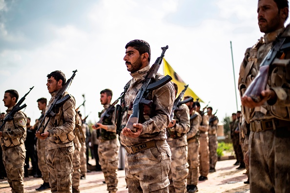 Des membres des Forces démocratiques syriennes (FDS) dirigées par les Kurdes  dans la province de Deir Ezzor, dans le nord-est de la Syrie.(Photo : DELIL SOULEIMAN/AFP/Getty Images)