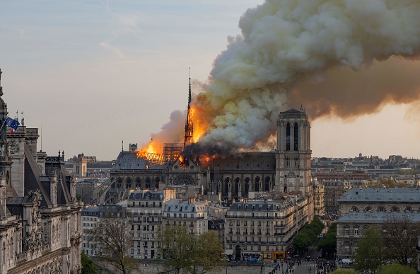 Le 15 avril 2019, un immense incendie a ravagé le toit de la cathédrale Notre-Dame de Paris, projetant des flammes et d'énormes nuages de fumée grise.  (Photo : FABIEN BARRAU/AFP/Getty Images)