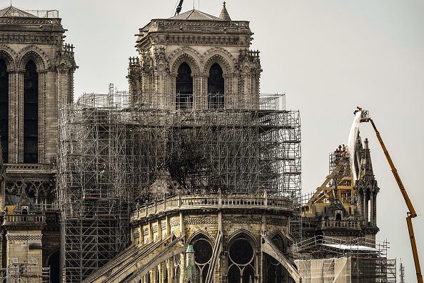 -Le 18 avril 2019 les pompiers parisiens ont sauvé la cathédrale Notre-Dame de l'effondrement, les ouvriers du bâtiment se sont précipités pour sécuriser une zone située au-dessus d'une des célèbres rosaces de l'église et d'autres parties vulnérables des bâtiments endommagés par le feu. Photo de BERTRAND GUAY / AFP / Getty Images.