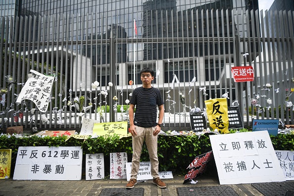 -Le 18 juin 2019, le militant pour la démocratie de Hong Kong, Joshua Wong, pose lors d'une interview accordée à l'AFP devant le siège du gouvernement à Hong Kong. Photo par Anthony WALLACE / AFP / Getty Images.