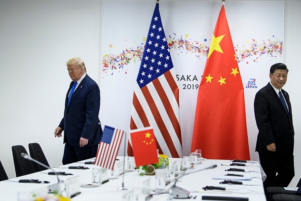 Le président américain Donald Trump et le président chinois Xi Jinping assistent à une réunion bilatérale en marge du sommet du G20 à Osaka le 29 juin 2019.  (Photo : BRENDAN SMIALOWSKI/AFP/Getty Images)
