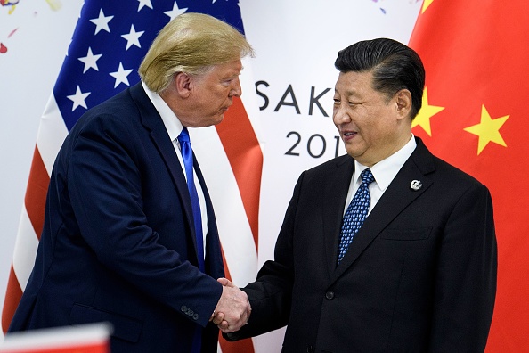 -Le président chinois Xi Jinpin, serre la main du président américain Donald Trump avant une réunion bilatérale en marge du sommet du G20 à Osaka le 29 juin 2019. Photo de Brendan Smialowski / AFP / Getty Images.