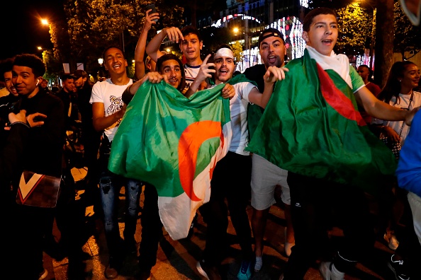 Les supporters algériens célèbrent la victoire de l'Algérie en demi-finale de la Coupe d'Afrique des Nations (CAN) 2019 contre le Nigeria, sur l'avenue des Champs-Elysées à Paris, le 14 juillet 2019. (Photo : ZAKARIA ABDELKAFI/AFP/Getty Images)