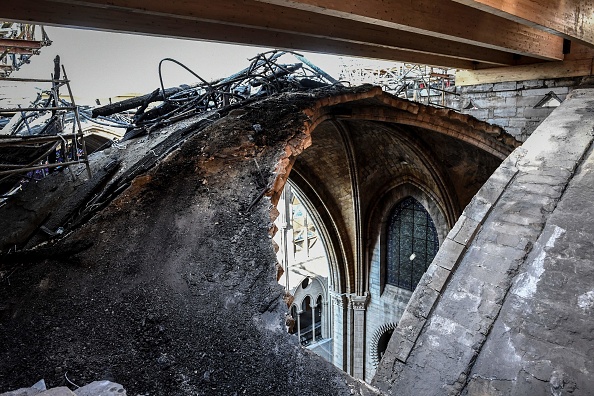 Une partie d'une voûte d'ogive détruite est visible lors des travaux préliminaires dans la cathédrale Notre-Dame de Paris trois mois après l'incendie du 15 juillet 2019 à Paris. (Photo : STEPHANE DE SAKUTIN/AFP/Getty Images)