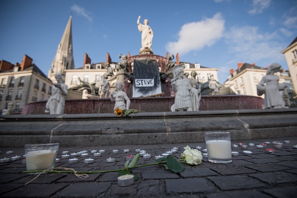 Des bougies et une fleur de rose blanche devant la fontaine de la place Royale à Nantes le 30 juillet 2019. (Photo : LOIC VENANCE/AFP/Getty Images)