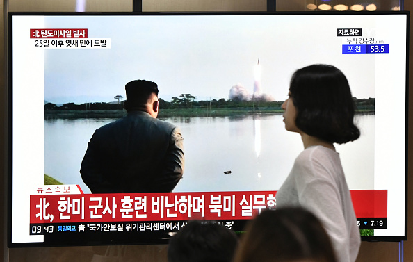 -Pyongyang a tiré deux missiles balistiques, a déclaré Séoul et il vient renouveler l’expérience. Quelques jours après un lancement similaire que le Nord doté d'armes nucléaires a décrit comme un avertissement au Sud. Photo de Jung Yeon-je / AFP / Getty Images.