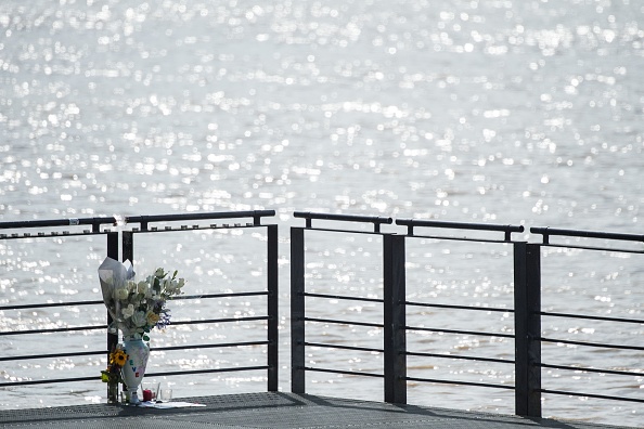 Des fleurs ont été déposées pour Steve Maia Canico qui a disparu dans la nuit de la Fête de la Musique à Nantes. (Photo : LOIC VENANCE/AFP/Getty Images)