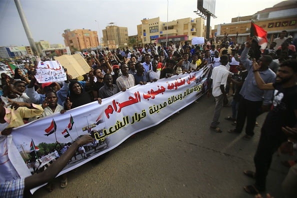 -Des milliers de manifestants soudanais se sont rassemblés aujourd'hui contre l'assassinat de quatre étudiants, alors que les responsables de la protestation et les généraux au pouvoir étaient sur le point de reprendre les pourparlers afin de résoudre les derniers problèmes en matière de transition vers un régime civil, le 1er août 2019. Photo par ASHRAF SHAZLY / AFP / Getty Images.