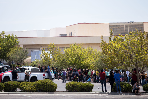Les personnes évacuées sont assises dans un parking en face d'un Wal-Mart où une fusillade s'est produite au centre commercial Cielo Vista à El Paso, au Texas, le samedi 3 août 2019. - (Photo : JOEL ANGEL JUAREZ/AFP/Getty Images)