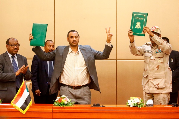 -Le 4 août 2019. Les dirigeants de l'armée et les manifestants soudanais ont paraphé aujourd'hui une déclaration constitutionnelle durement acquise, ouvrant la voie à une transition promise vers un régime civil. Photo ASHRAF SHAZLY/AFP/Getty Images.
