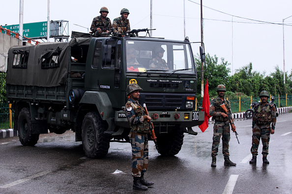 -Des membres des forces de sécurité montent la garde dans une rue du Jammu le 5 août 2019. L'Inde a envoyé des dizaines de milliers de soldats supplémentaires, avec des risques d'affrontements avec le Pakistan. Photo de Rakesh BAKSHI / AFP / Getty Images.