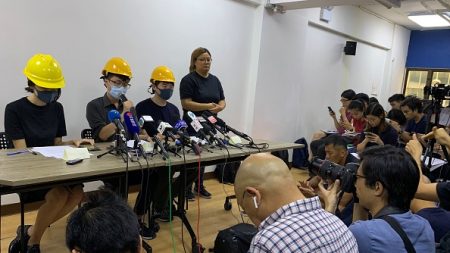 Hong Kong: des manifestants masqués devant la presse pour contrer la communication officielle