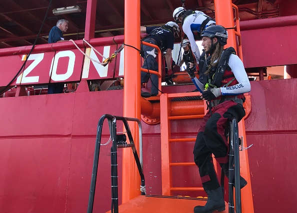 Des membres des ONG françaises SOS Méditerranée et du nouveau bateau Ocean Viking de Médecins sans frontières (MSF) prennent part à un exercice d'équipe pour se préparer à une situation de sauvetage en mer, le 5 août 2019, sur la côte libyenne.(Photo : ANNE CHAON/AFP/Getty Images)