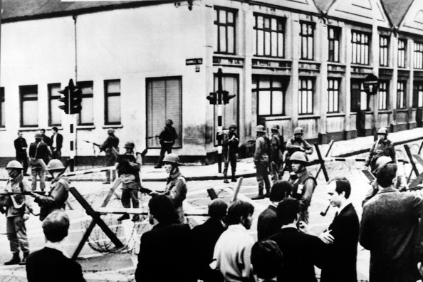 -La Grande-Bretagne a déployé des troupes dans sa province d'Irlande du Nord pour la première fois le 14 août 1969, après que Belfast eut demandé de l'aide pour étouffer deux jours d'affrontements entre policiers et catholiques, suscités par des griefs contre des protestants majoritaires. Photo / AFP / Getty Images.