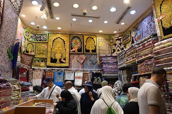 -Les pèlerins musulmans choisissent des tapis de prière exposés dans un magasin de la ville sainte de la Mecque, en Arabie Saoudite, le 6 août 2019, quelques jours avant le pèlerinage annuel du pèlerinage Hajj. Photo de FETHI BELAID / AFP / Getty Images.
