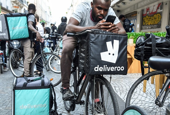 Les livreurs indépendants de Deliveroo se réunissent dans le centre de Paris le 7 août 2019 au cours d'une journée de protestation alors qu'ils demandaient aux clients de boycotter la marque aujourd'hui, après que la société britannique Deliveroo ait déclaré qu'elle ne garantirait plus un minimum de 4,70 euros (5,25 USD). par livraison à Paris.(Photo : BERTRAND GUAY/AFP/Getty Images)