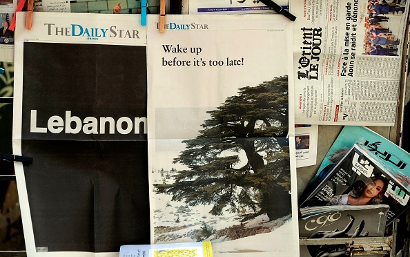 -Une photo prise le 8 août 2019 montre les premières pages du journal local libanais de langue anglaise "The Daily Star" dans la capitale Beyrouth, qui s'est abstenu de publier des articles dans son édition imprimée aujourd'hui pour protester contre la "détérioration de la situation" au Liban. Photo de JOSEPH EID / AFP / Getty Images.