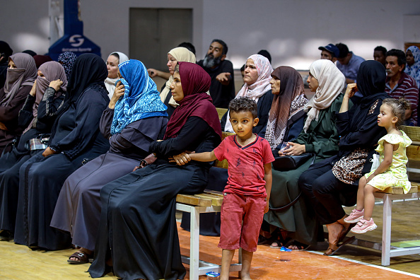 -A Tripoli, Le gouvernement pour faciliter le retour dans leurs foyers ou pour fournir un abri alternatif à la fête religieuse musulmane de l'Aïd al-Adha ont réuni des personnes déplacées. Photo de Mahmud TURKIA / AFP / Getty Images.