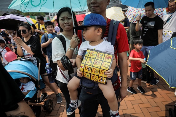-Armés de ballons et de poussettes, plusieurs centaines de familles sont descendues dans la rue à Hong Kong le 10 août pour manifester leur soutien aux manifestations en faveur de la démocratie qui sont dans leur troisième mois. Photo de VIVEK PRAKASH / AFP / Getty Images.