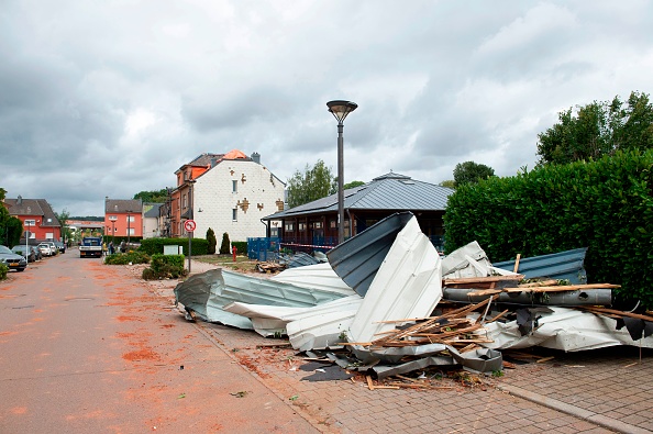 -Une photo prise le 10 août 2019 à Bascharage montre les dégâts causés par une tornade qui a ravagé le sud du Luxembourg. Photo par ANTHONY DEHEZ / BELGA / AFP / Getty Images.