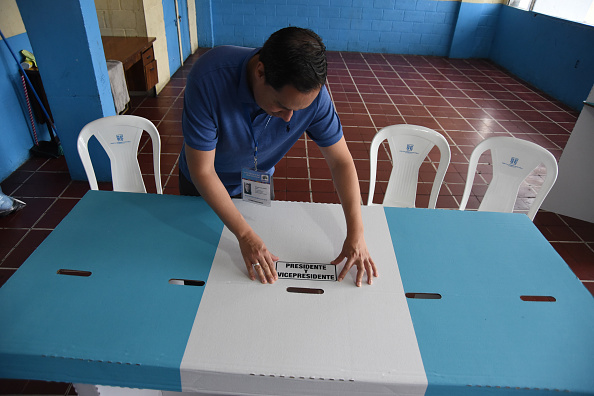 -Un employé du bureau électoral du Guatemala installe un bureau de vote le 10 août 2019. Le Guatemala tient un second tour le 11 août entre le candidat à la présidence guatémaltèque du parti Vamos et le candidat à la présidence pour le parti Union nationale de l'espérance. Photo par ORLANDO ESTRADA / AFP / Getty Images.