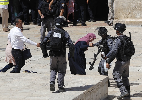 Une Palestinienne se bagarre avec un membre des forces de sécurité israéliennes lors des affrontements qui ont éclaté dans l'enceinte de la mosquée al-Aqsa dans la vieille ville de Jérusalem le 11 août 2019, pendant les fêtes juives et musulmanes de l'Aïd al-Adha et de la fête Tisha B'av. (Photo : AHMAD GHARABLI/AFP/Getty Images)