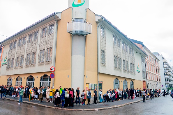 -Des personnes manifestent soutiennent les musulmans et se tiennent devant la mosquée au Centre culturel islamique d'Oslo le 11 août 2019, un jour après qu'un homme armé de plusieurs armes a ouvert le feu dans une mosquée. Photo de Fredrik Hagen / AFP / Getty / Images.
