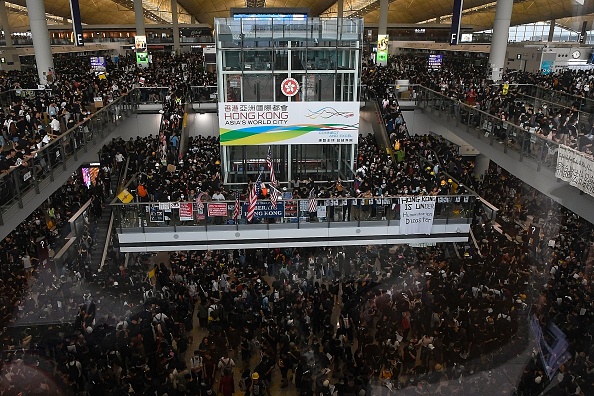 Des milliers de manifestants sont entrés dans la salle des arrivées  de l'aéroport international de Hong Kong pour organiser une manifestation géante. (Photo : MANAN VATSYAYANA/AFP/Getty Images)