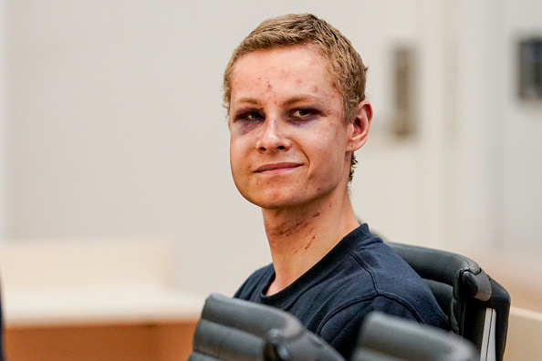 Philip Manshaus assiste à une audience devant un tribunal à Oslo le 12 août 2019. Le Norvégien Philip Manshaus, âgé de 21 ans, est officiellement soupçonné du meurtre de sa demi-soeur âgée de 17 ans et d'un "acte terroriste" commis à la mosquée Al-Noor le 10 août 2019, a annoncé la police dans un communiqué. (Photo : CORNELIUS POPPE/AFP/Getty Images)