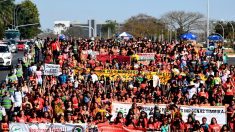 Des milliers de femmes de tribus autochtones du Brésil ont manifesté contre Jair Bolsonaro