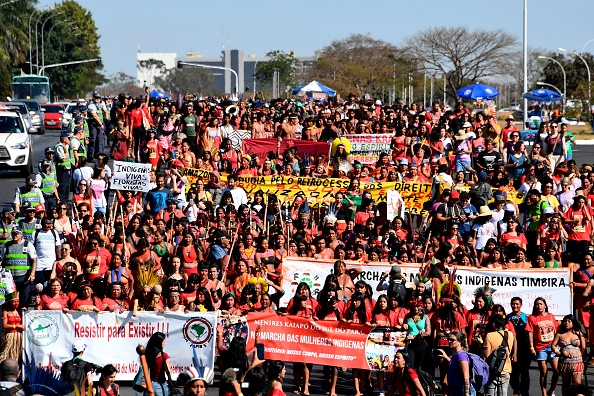 Plus de 3 000 femmes autochtones de tout le Brésil ont manifesté mardi à Brasilia pour dénoncer la politique du gouvernement du président brésilien Jair Bolsonaro.  (Photo : EVARISTO SA/AFP/Getty Images)
