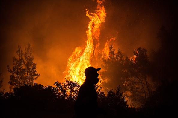  Des flammes s'élèvent d'un incendie de forêt.  Des centaines de villageois ont été évacués. (Photo :  ANGELOS TZORTZINIS/AFP/Getty Images)