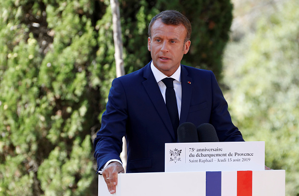  Le président Emmanuel Macron prononce un discours lors de la cérémonie marquant le 75e anniversaire du débarquement allié en Provence pendant la Seconde Guerre mondiale.      (Photo :  ERIC GAILLARD/AFP/Getty Images)