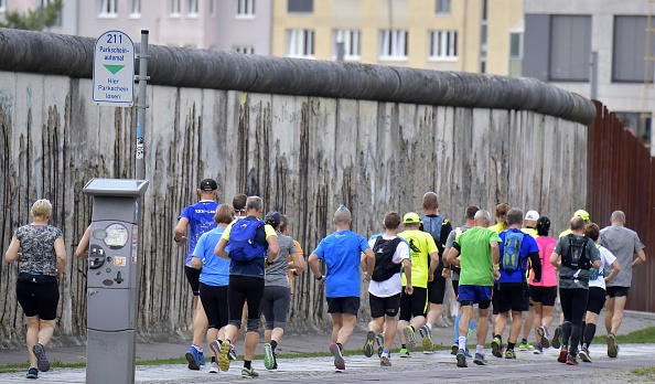 -Les coureurs partiront ce week-end et emprunteront le chemin de 160 km le long de l’ancien mur de Berlin dans une course centrée sur les victimes de la guerre froide. La course est en partie ultra-marathon, en hommage à ceux qui sont morts en tentant de franchir l'ancien mur, érigé à la hâte en 1961, mais qui a duré 28 ans. Photo de Tobias SCHWARZ / AFP / Getty Images.