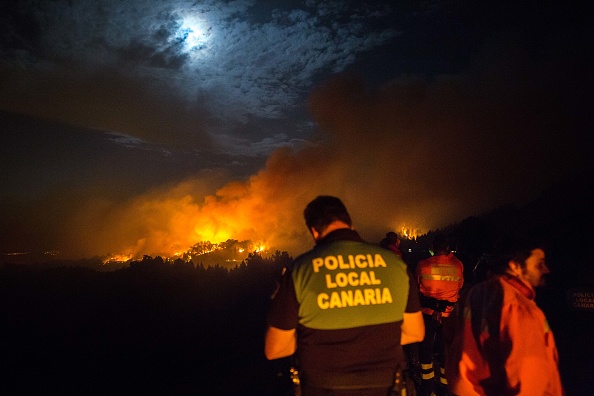 La route les sommets boisés de Valleseco engloutis par les flammes lors du nouvel incendie de forêt dans l'île espagnole des Grandes Canaries.     (Photo : DESIREE MARTIN/AFP/Getty Images)