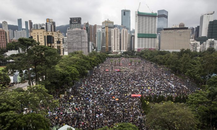 Les manifestants en faveur de la démocratie se rassemblent dans le parc Victoria de Hong Kong, le 18 août 2019. (Isaac Lawrence/AFP/Getty Images)