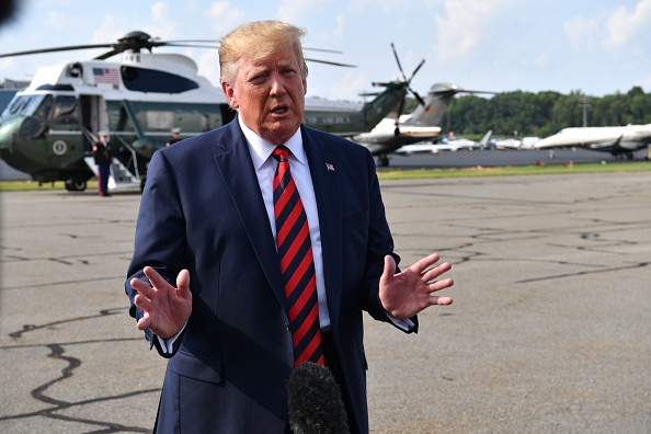 -Le président des États-Unis, Donald Trump, s'adresse à la presse avant d'embarquer dans Air Force One à Morristown, dans le New Jersey, le 18 août 2019. Photo de Nicholas Kamm / AFP/ Getty Images.