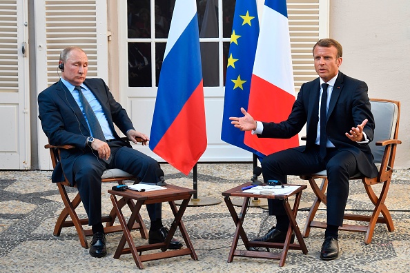 Le président  Emmanuel Macron et le président russe Vladimir Poutine à la forteresse de Bregançon à Bormes-les-Mimosas (Var).       (Photo : GERARD JULIEN/AFP/Getty Images)