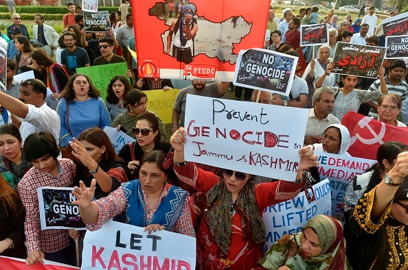 Des militants de la société civile pakistanaise portent des pancartes en scandant des slogans lors d'une manifestation à Lahore le 20 août 2019, alors qu'ils condamnaient l'Inde, dépouillant la région du Cachemire de son autonomie spéciale. Le 19 août, le président des États-Unis, Donald Trump, s'est entretenu avec le Premier ministre indien, Narendra Modi, pour plaider en faveur d'une réduction des tensions entre l'Inde et le Pakistan sur la région du Cachemire.(Photo : ARIF ALI/AFP/Getty Images)