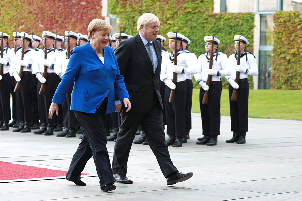 Le Premier ministre britannique Boris Johnson et la chancelière allemande Angela Merkel regardant une garde d'honneur lors de l'arrivée de Johnson à la Chancellerie le 21 août 2019 à Berlin. (Photo : Omer Messinger/Getty Images)