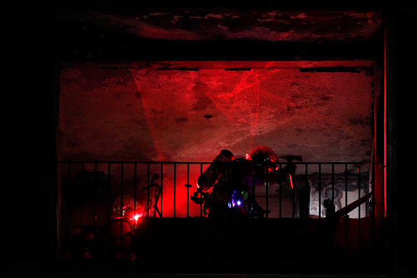 Des pompiers en action de nuit. (Photo :  GEOFFROY VAN DER HASSELT/AFP/Getty Images)