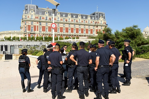 Les policiers anti-émeute devant l'Hôtel du Palais de Biarritz. (Photo :  BERTRAND GUAY/AFP/Getty Images)