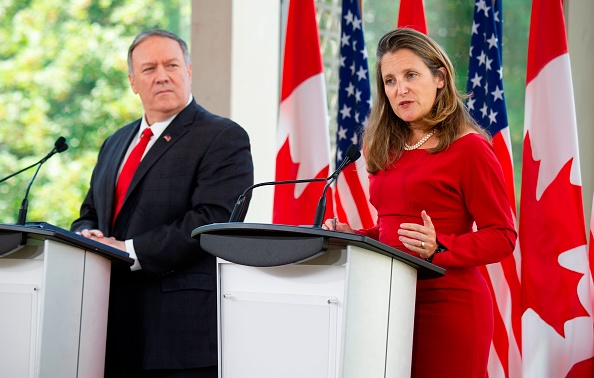 Le secrétaire d'État américain Mike Pompeo écoute la ministre canadienne des Affaires étrangères, Chrystia Freeland, prendre la parole lors d'une conférence de presse conjointe, le 22 août 2019, à Ottawa. (Photo : SEBASTIEN ST-JEAN/AFP/Getty Images)