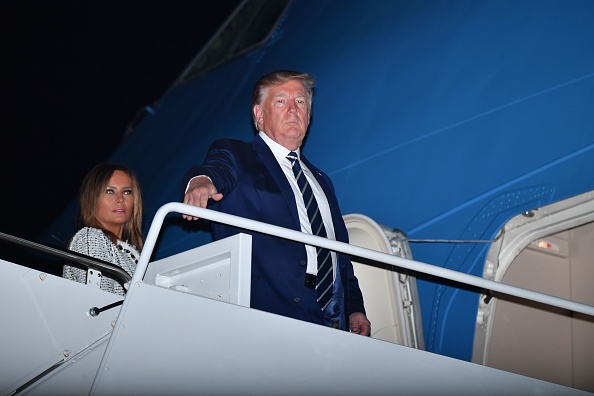 -Vendredi soir avant de décoller pour le G7 en France Donald Trump a eu une conversation avec la Première ministre danoise Mette Frederiksen. Photo NICHOLAS KAMM/AFP/Getty Images.