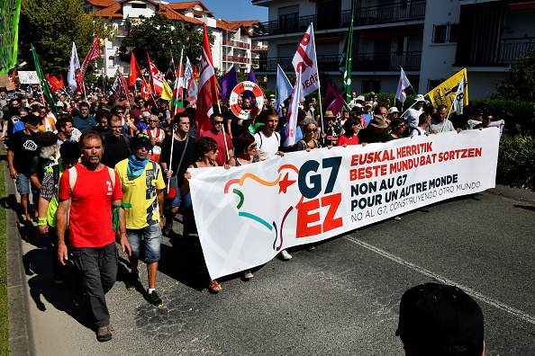 -Les manifestants tiennent une banderole portant l'inscription "Non au G7, pour un autre monde" lors d'une manifestation anti-G7 à Hendaye, dans le sud-ouest de la France, le 24 août 2019, en marge du premier jour du sommet annuel du G7 à Biarritz, en présence des dirigeants des sept démocraties les plus riches du monde, la Grande-Bretagne, le Canada, la France, l'Allemagne, l'Italie, le Japon et les États-Unis. Photo par GEORGES GOBET / AFP / Getty Images.